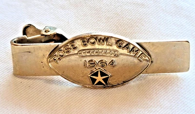 Raro Nuevo de Lote Antiguo 1964 Chrysler Fútbol Rose Bowl Juego Oro Corbata Clip Cierre Distribuidor Mopar Foto 1 de 4