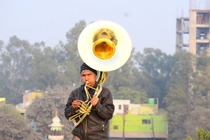 Weekend Sale Bb Flat Brass Sousaphone Tuba Gig Bag+Mouthpiece Bb Big Bell 22" - Picture 1 of 10