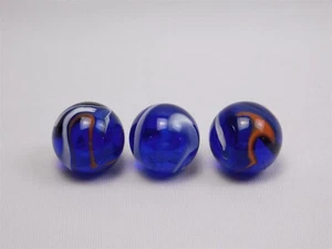 3 canicas de vidrio vintage azul cobalto con remolinos rojo blanco de 1,25" de diámetro - Imagen 1 de 6