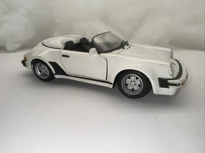 Maisto Diecast Vehicle - 1/24 Scale 1989 Porsche 911 Speedster White Used. - Image 1 of 4