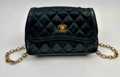 AUTÉNTICO RARO VINTAGE Chanel Negro Satinado Mini Solapa Bijou Cadena Bolso 2004-05 Reino Unido Foto 1 de 4