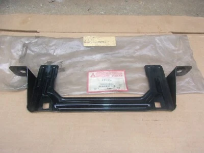 1980 1981 年 1982 年 1984 年道奇 Colt NOS 三菱后许可板支架 — 第 1/3 张图片