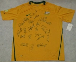 Socceroos 2010 Team Hand Signed Jersey CAHILL,KEWELL,NEILL,SWARTZ PIM KEWELL - Picture 1 of 5