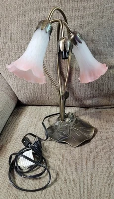 Vintage Metall Lilly Pad Tischlampe weiß bis rosa Tulpenschirme 3 Birnen fehlt eine - Bild 1 von 4