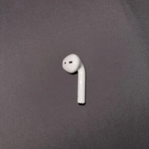 Apple AirPods RIGHT side single 2nd Generation A2031 UNTESTED - Picture 1 of 3
