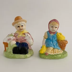 Vintage Keramik Mädchen & Junge Hase Kaninchen Baby Hühner Salz und Pfefferstreuer - Bild 1 von 6