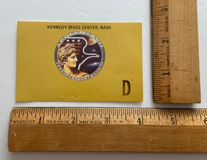 Original 1972 KSC NASA Apollo 17 Launch Viewing Access Badge Seriennr. 3530 - Bild 1 von 5