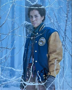 Yellowjackets JASMIN SAVOY BROWN SIGNED 8X10 Photo - EXACT VIDEO PROOF - Bild 1 von 1
