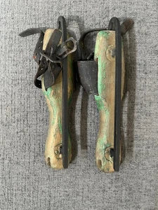 VINTAGE SCHLITTSCHUHE URLAUBSDEKO -- TOLLE FARBE Holz mit Lederschnalle - Bild 1 von 4