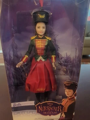 Barbie Signature-Disney's The Nutcracker-Clara's Soldier Uniforme Muñeca Foto 1 de 4