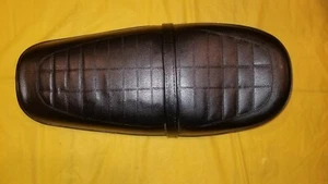 1974 74 HONDA CB125 CB 125 SEAT SADDLE RIDER PASSENGER CUSHION PAD OEM - Foto 1 di 11