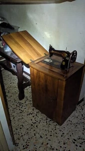 Macchina da cucire SINGER d'epoca a pedali con mobile - Foto 1 di 5