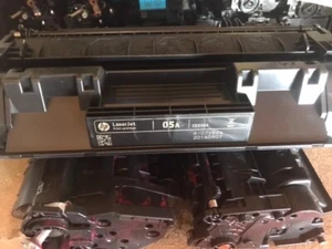 HP 05A CE505A - BLACK TONER - PARTIALLY FULL GENUINE HP FOR P2035 P2055 - Picture 1 of 3