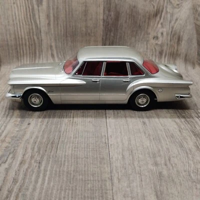 BERLINA AUTO BOS-MODELS PLYMOUTH VALIANT GRIGIO METALLIZZATO 1960 1:18 NUM 12... - Immagine 1 di 4