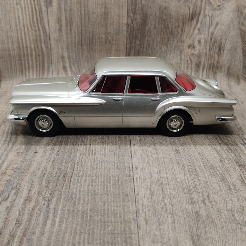BERLINA AUTO BOS-MODELS PLYMOUTH VALIANT GRIGIO METALLIZZATO 1960 1:18 NUM 12... - Immagine 1 di 4