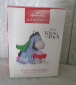 2024 Hallmark / Disney Winnie Pooh - Un regalo per ornamento Eeyore - Foto 1 di 1