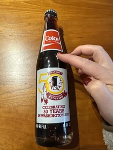VINTAGE! Bottiglia Coca Cola WASHINGTON REDSKINS "50 anni a Washington D.C." - Foto 1 di 4