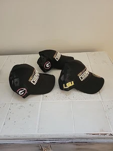 Lote de 3 sombreros de vestuario oficiales SEC Champions 2019. 2 Georgia y 1 LSU - Imagen 1 de 7