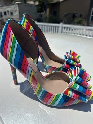 Zapatos de salón Betsey Johnson relé a rayas punta arco iris talla 7,5 Foto 1 de 4