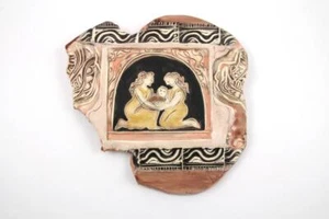 Deborah Lloyd Kaufman Cerámica Arte Azulejos Colgantes de Pared 2 Mujeres Sosteniendo Bebé NH Arte - Imagen 1 de 7