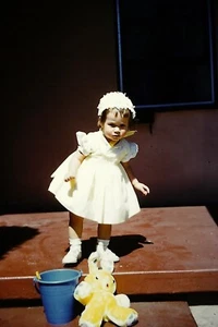 Super süßes kleines Mädchen im Osterkleid mit Hase Original Transparenz Slide - Bild 1 von 5