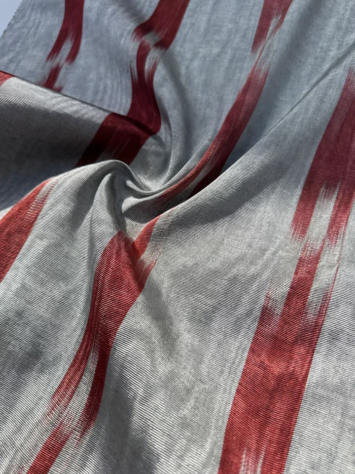 Lujosa tela moire de seda plateada con patrón Ikat rojo, por 2 metros. Foto 1 de 4