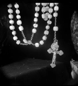 Nature morte chapelet rosaire  Ancien négatif photo an. 1940 - Picture 1 of 1