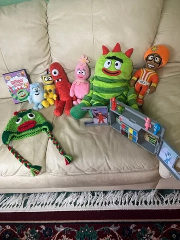 Yo Gabba Gabba Complete Set of 5,boom box, Bobee backpack,,DVD & Hat Cover