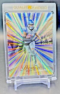 JAHMYR GIBBS RAINBOW HOLOFOIL INSERTO SCHEDA CON CUSTODIA NFL DETROIT LIONS - Foto 1 di 7