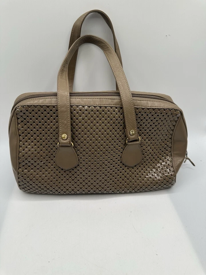 BOLSA SATCHEL VINTAGE WHITING AND DAVIS CÁQUI MALHA DE METAL ACABAMENTO EM COURO - Imagem 1 de 4
