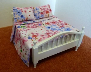 Handmade Dolls House Bedding Set -1/12 Scale To fit Double Bed Throw & 2 Pillows - Picture 1 of 4