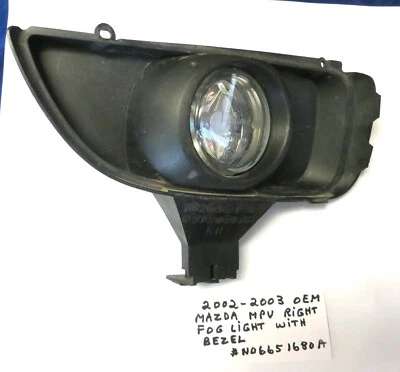 OEM 2002-2003 Mazda MPV Right Passenger Side Fog Light with Bezel - Изображение 1 из 4