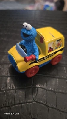 Carro de plástico fundido Sesame Street SCHOOL BUS Tyco Matchbox 1996 COOKIE MONSTER - Imagem 1 de 4