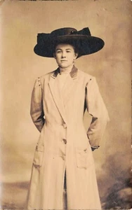 Antiguo RPPC Mujer en Sombrero Grande Fritz Studio, Reading PA.  - Imagen 1 de 2