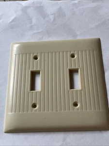 Vintage Sierra Electric Elfenbein gerippt Bakelit 2 Gang Schalter Abdeckung mit Schrauben - Bild 1 von 2