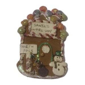 Santa's Work Shop North Pole Handmade OOAK Custom Brosche Pin Vintage 1980s  - Bild 1 von 5