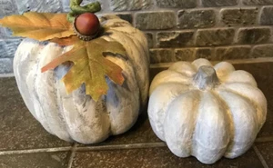 Juego de 2 adornos de decoración de otoño/acción de gracias de pintura a mano de calabazas de imitación/grises encerados - Imagen 1 de 7