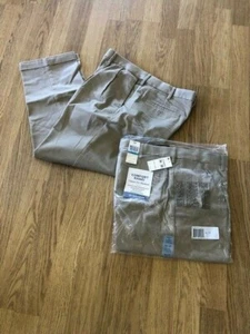 Levi Dockers ~ 36 x 30 hellbraun bequem khaki klassische Passform Plissee (2 Paar eins NEU) - Bild 1 von 1