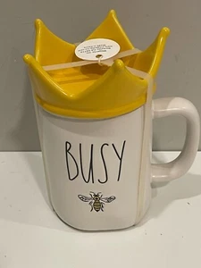 Neu mit Etikett Rae Dunn Spring BUSY Bee weiß schwarz Buchstaben Becher gelb Krone Topper - Bild 1 von 3