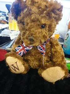 Oso de peluche marrón Whsmiths con cinta Union Jack - Imagen 1 de 1
