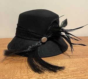Sombrero de mujer Fine Millinery negro de lana con cubo Cloche plumas negras y encaje - Imagen 1 de 6