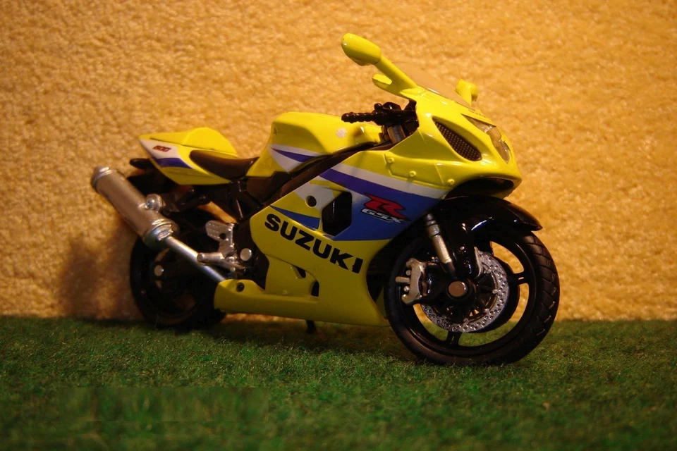 1:18 Suzuki GSX-R 600 Gelb Blau 2005 NEW RAY 00828 - Bild 1 von 1