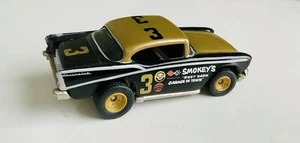 Chevy Hot Wheels 1957 edición limitada Smokey Garage 57 Chevy con pilotos reales - Imagen 1 de 5