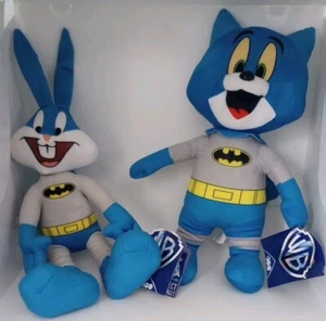 Neu mit Etikett 2er-Set Tom und Bugsy Bunny als Superheld Batman weiches 8 Zoll Plüschtier Paar - Bild 1 von 7