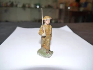 FIGURINE EN COMPOSITION MILITAIRE ANGLAIS FUSIL SUR L’ÉPAULE ( CASSE ) - Picture 1 of 2