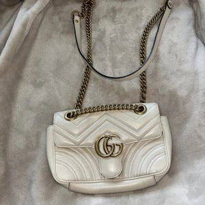 Bolso de Hombro Gucci Marmont con Solapa Matelasse Cuero Marfil Usado en Excelente Condición Bolso para el Polvo, Inserto - Imagen 1 de 5