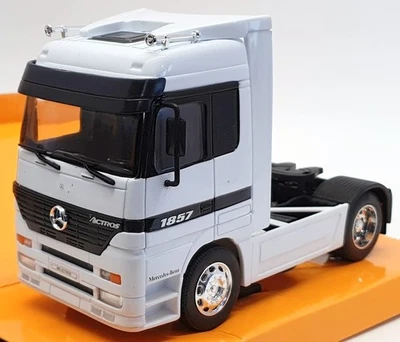 Welly 1/32 Scale Model Car 32280W - Mercedes Benz Actros - White - Image 1 of 4