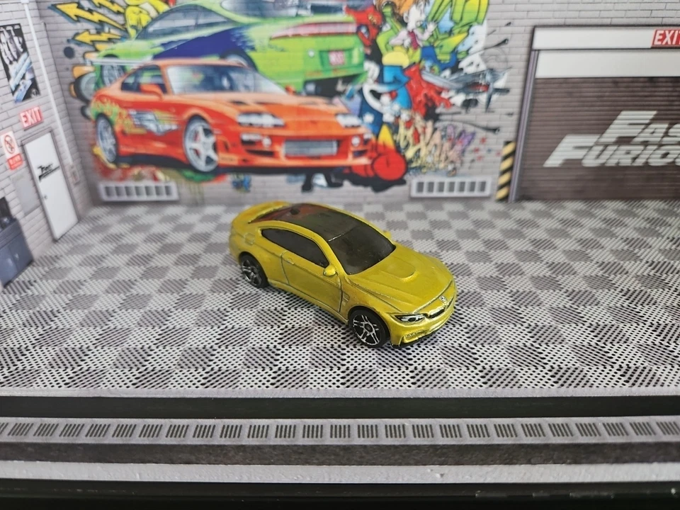 Hot Wheels BMW M4 oro diecast coleccionable champú luces traseras error! Poste combinado Foto 1 de 4