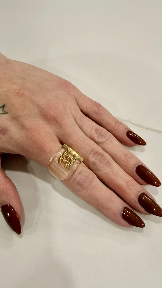 Anillo Chanel Transparente Resina Oro Logo - Excelente Estado Talla 7 Foto 1 de 4
