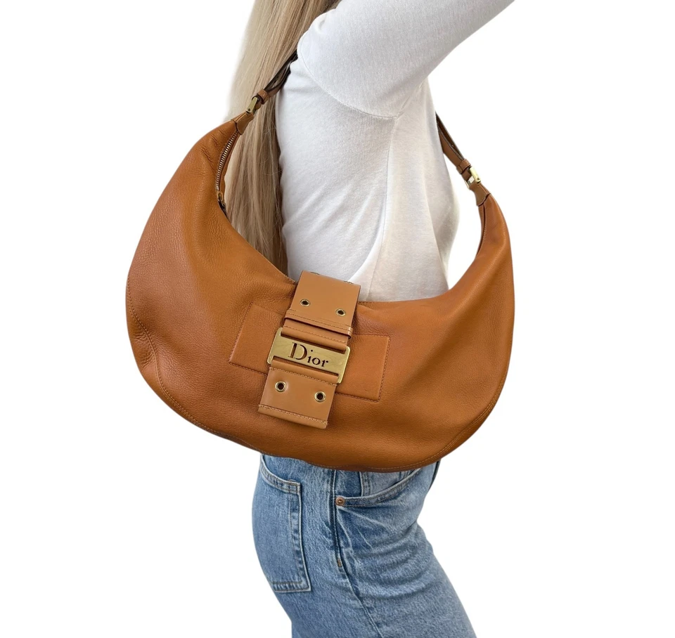 Bolso Hobo de Hombro Christian Dior Vintage 2003 Street Chic Cuero Marrón Dorado Foto 1 de 4